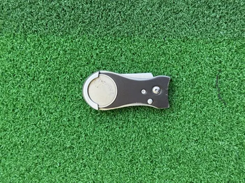 Push-Button Divot Tool – Black & Silver – Magnetic Ball Marker