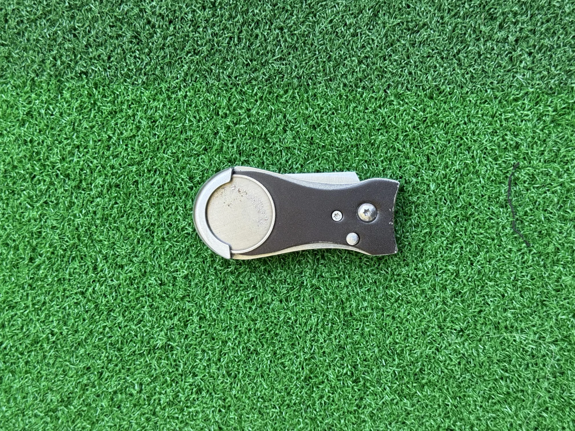 Push-Button Divot Tool – Black & Silver – Magnetic Ball Marker