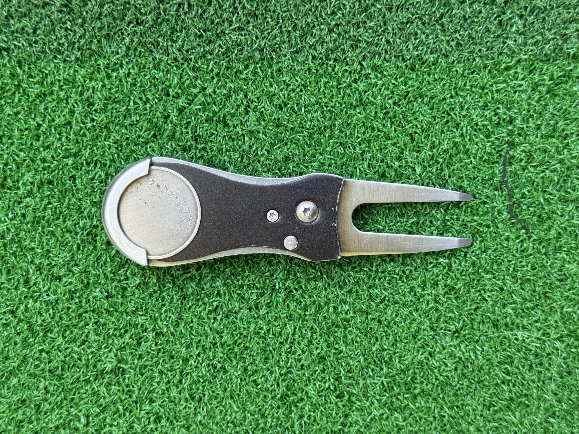 Push-Button Divot Tool – Black & Silver – Magnetic Ball Marker